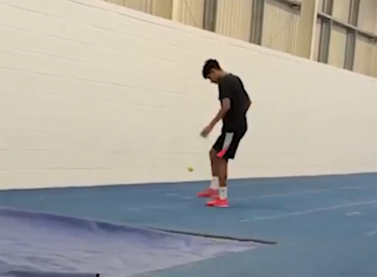 JJ Gabriel tập luyện bằng bóng tennis gây sốt