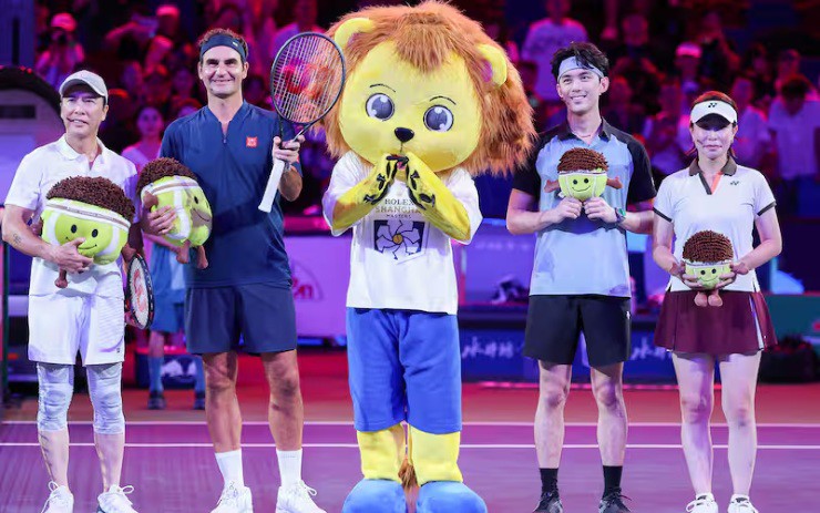 Đúng với tên gọi "Roger Federer và những người bạn – Những cặp đôi nổi tiếng", trận đấu biểu diễn còn có sự góp mặt của nam diễn viên Chân Tử Đan (ngoài cùng bên trái) thành danh nhờ vai diễn "Diệp Vấn", nam diễn viên trẻ Ngô Lỗi (thứ 2 từ phải sang) và Trịnh Khiết (ngoài cùng bên phải), cựu tay vợt từng đoạt 2 Grand Slam đôi nữ