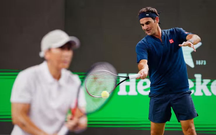 Federer bắt cặp với Chân Tử Đan, đối đầu với cặp Trịnh Khiết - Ngô Lỗi. Kết quả, "Tàu tốc hành" cùng bạn đánh giành chiến thắng 5-7, 10-8, 7-1 sau 3 ván. Ở tuổi 44, anh vẫn khiến người hâm mộ trầm trồ với những pha xử lí đẳng cấp