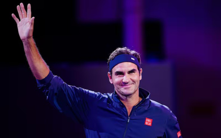 Cựu tay vợt người Thụy Sĩ bước ra sân trong sự chào đón nồng nhiệt của người hâm mộ. Đây là lần đầu tiên sau 3 năm kể từ khi tuyên bố giải nghệ, "Tàu tốc hành" mới cầm vợt trở lại