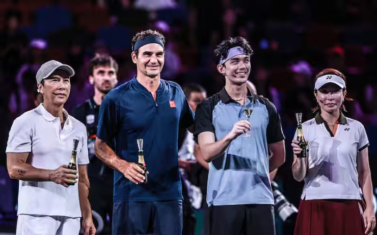 Năm ngoái, Federer từng có trận đấu giao hữu tại Thượng Hải, kết hợp với ca sĩ kiêm diễn viên Trần Dịch Tấn, tay vợt số 1 Trung Quốc Trương Chí Trân (Zhang Zhizhen) và nhà vô địch bóng bàn Phạm Chấn Đông.