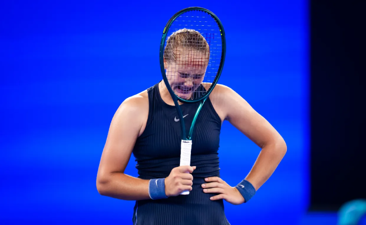 Cô gái trẻ người Nga không thể kiểm soát tốt tâm lý khi cảm xúc bùng phát tại vòng 2 Wuhan Open