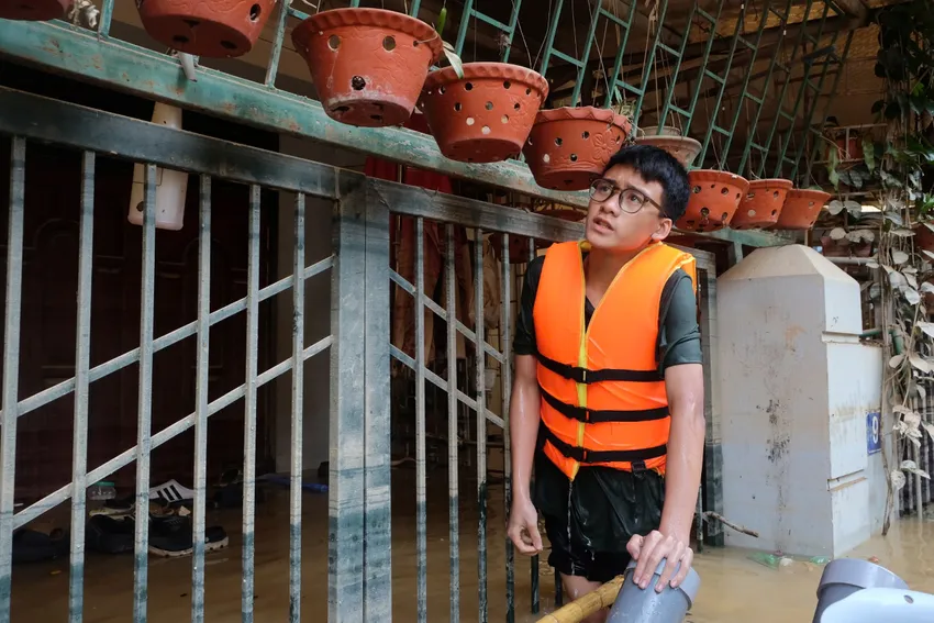 "Khi em nói muốn tham gia cứu trợ, bố mẹ không hề phản đối, em định đi cả đêm cơ nhưng sau một ngày dầm mình dưới nước, đến khoảng 8 giờ tối thì mệt quá", Sơn nhỏ tâm sự.