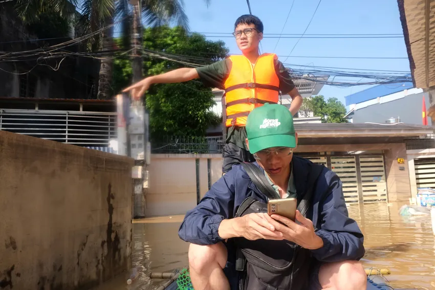 "Khi em nói muốn tham gia cứu trợ, bố mẹ không hề phản đối, em định đi cả đêm cơ nhưng sau một ngày dầm mình dưới nước, đến khoảng 8 giờ tối thì mệt quá", Sơn nhỏ tâm sự.