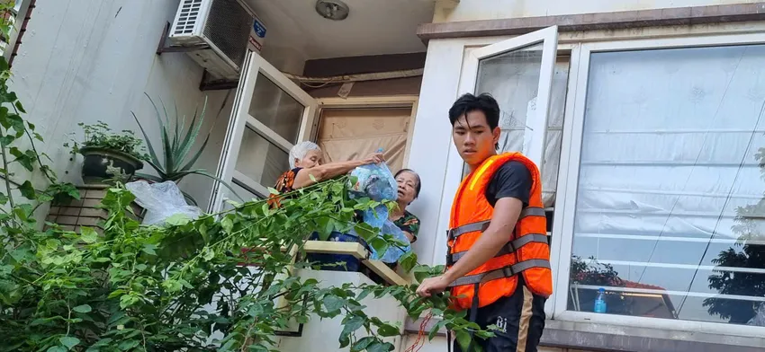 Từ khi Thái Nguyên bị ngập nặng, Sơn lớn dầm mình dưới dòng nước có khi ngập quá đầu mình, để mang những hộp cơm đến trao tay bà con.