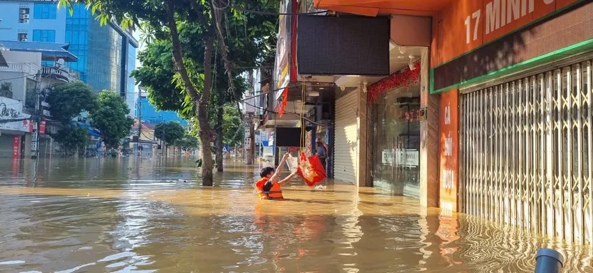 2 bạn trẻ lao vào rốn lũ cứu đói cho người dân - 6