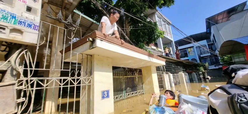 2 bạn trẻ lao vào rốn lũ cứu đói cho người dân - 8