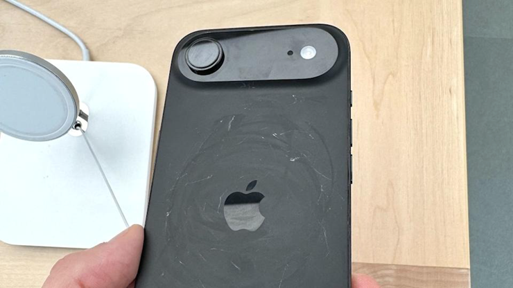 Hình ảnh một chiếc iPhone Air với chi chít vết trầy ở mặt lưng.