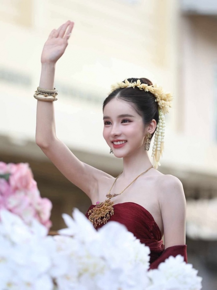 Một loạt ảnh lan truyền trên mạng xã hội gần đây đã thu hút sự chú ý lớn từ cộng đồng mạng quốc tế, đặc biệt là Thái Lan, bởi vẻ đẹp kiêu sa, ngọt ngào của một cô gái trong trang phục truyền thống Thái Lan. (Ảnh: IGNV)