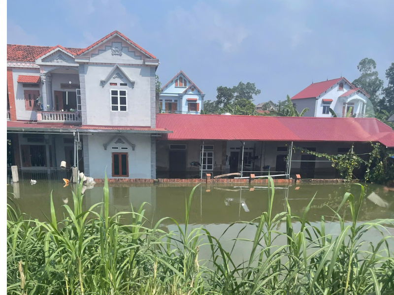 Hàng nghìn hộ dân ở Thái Nguyên vẫn đang bị cô lập giữa vùng nước lũ.