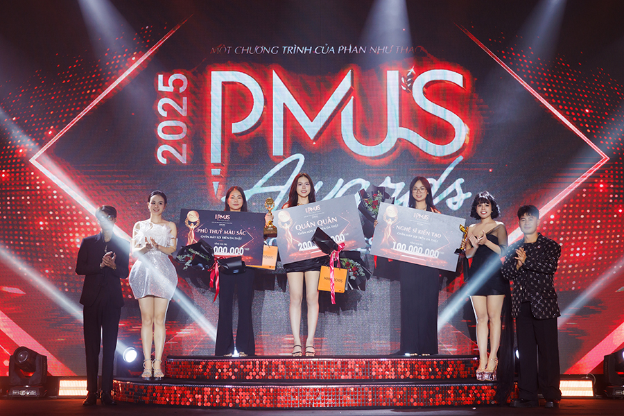 Ca sĩ Hoàng Hải trao giải cho Trần Mỹ Vy - quán quân bộ môn Chân mày sợi trên da thật