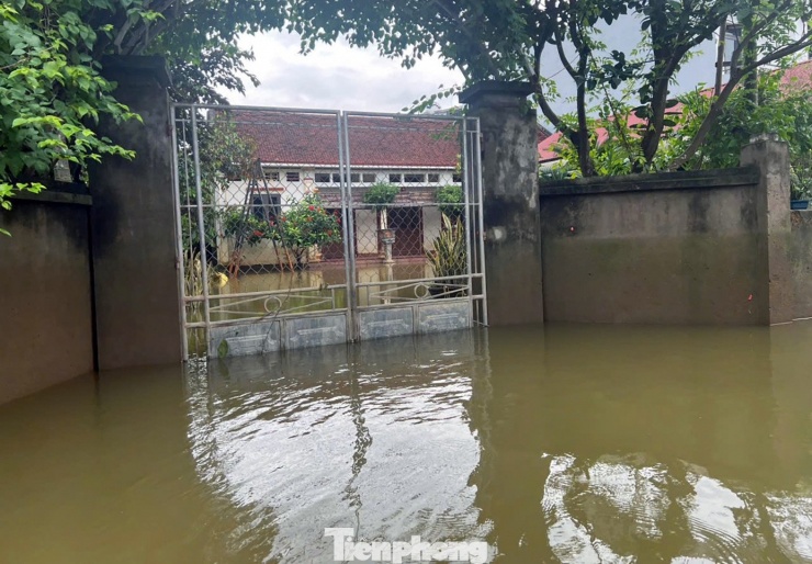 Những ngôi nhà trong biển nước ở ngoại thành Hà Nội - 9