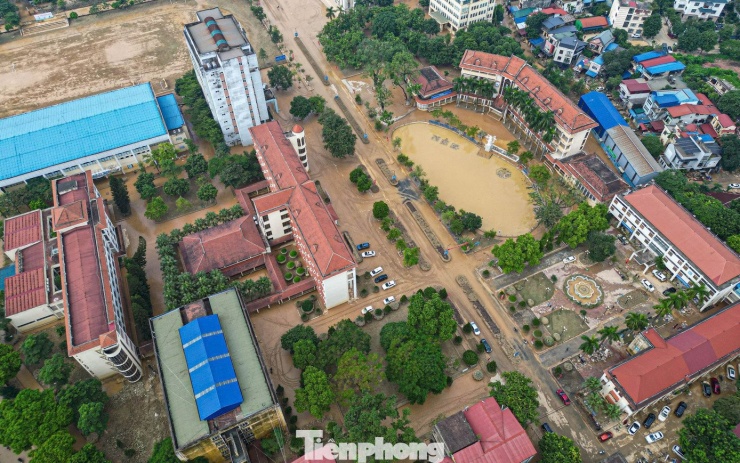 Thái Nguyên: Đại học Sư phạm tan hoang sau lũ, học bạ, con dấu trôi khắp nơi - 1