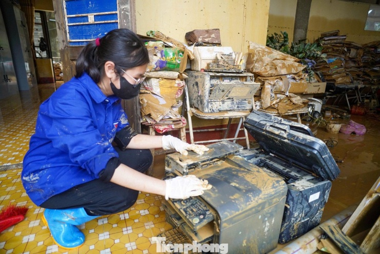Thái Nguyên: Đại học Sư phạm tan hoang sau lũ, học bạ, con dấu trôi khắp nơi - 7