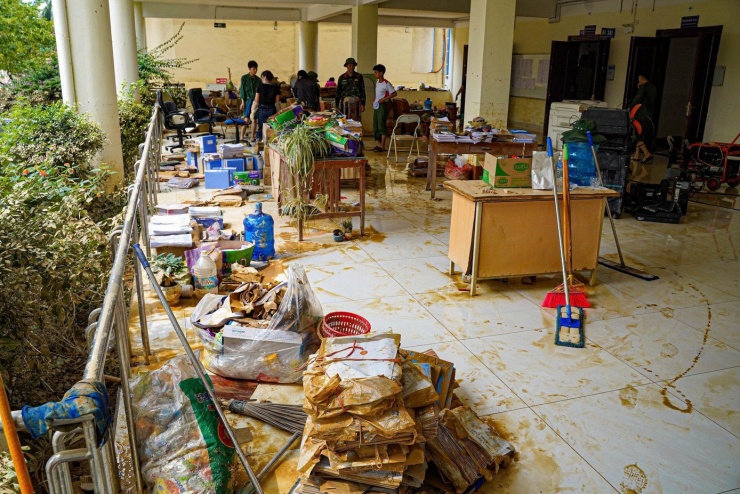 Thái Nguyên: Đại học Sư phạm tan hoang sau lũ, học bạ, con dấu trôi khắp nơi - 15