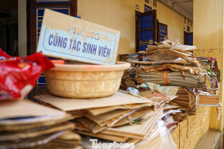 Thái Nguyên: Đại học Sư phạm tan hoang sau lũ, học bạ, con dấu trôi khắp nơi - 18