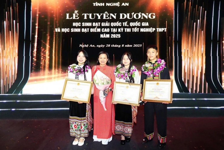 Lang Đức Bằng là một trong 75 học sinh xuất sắc trong kỳ thi tốt nghiệp THPT được UBND tỉnh Nghệ An tuyên dương.