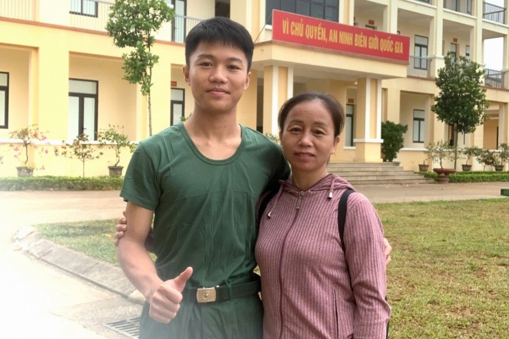 Nam sinh Lang Đức Bằng cùng mẹ