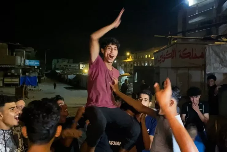 Người dân Gaza ăn mừng về thỏa thuận ngừng bắn hôm 9-10. Ảnh: AFP