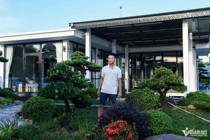 Ông Trường dựng mẫu thiết kế tiểu cảnh sân vườn tại nhà để khách hàng tham khảo.