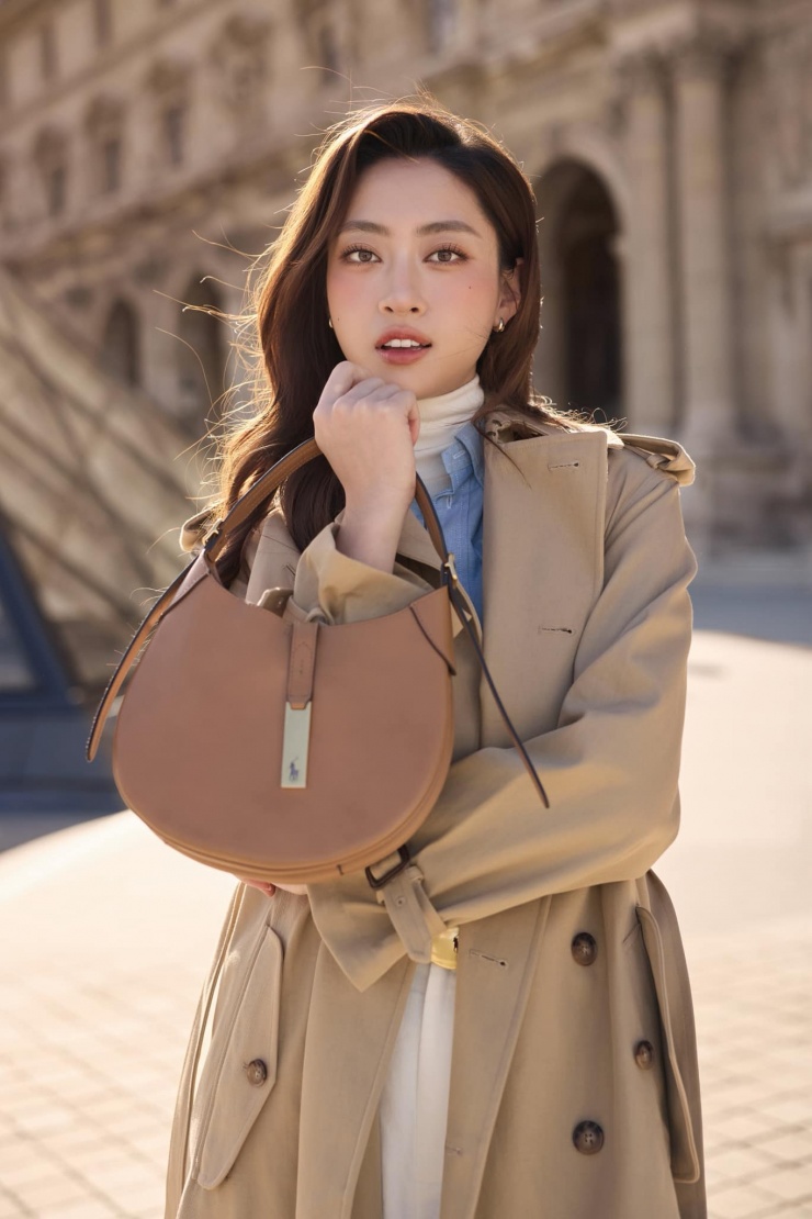 "Tựa như Louvre, biểu tượng vượt thời gian của Paris, chiếc trench coat kinh điển của Polo Ralph Lauren cũng khẳng định sức hút bền bỉ qua năm tháng. Thanh lịch, sang trọng nhưng vẫn đầy hơi thở hiện đại, để Linh “fall in love” với vibe Parisian-chic trong từng khoảnh khắc mùa thu", Lương Thùy Linh bày tỏ.