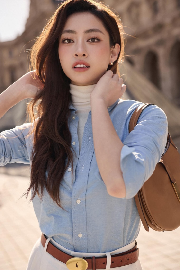 Tổng thế set đồ nâu sang chảnh nhưng khi nàng hậu bỏ áo khoác ngoài cũng đã tạo thành một layout năng động, thanh lịch.