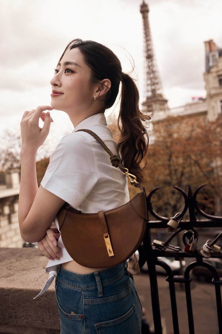 Trong một layout khác đến từ nhà mốt Ralph Lauren, Lương Thùy Linh cho thấy nét dù diện set đồ vô cùng đơn giản.