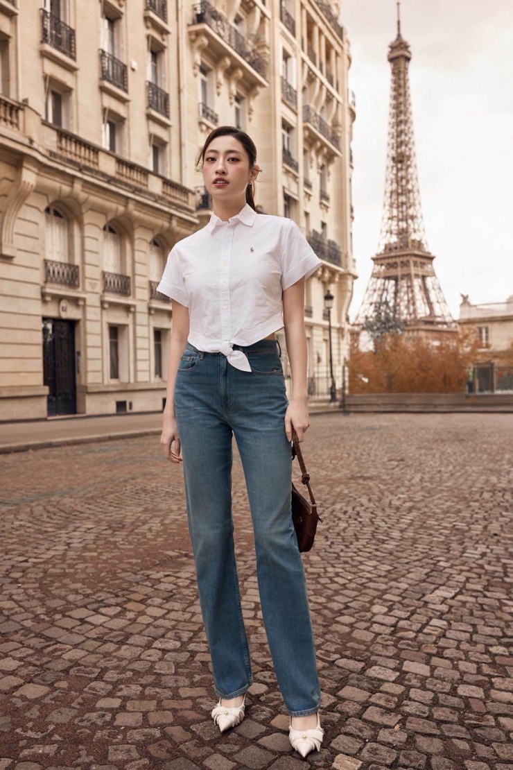 Nàng hậu chia sẻ: "Đi dạo quanh tháp Eiffel trong set đồ này, vừa casual vừa chic, đủ để Linh yêu thêm mùa thu Paris".