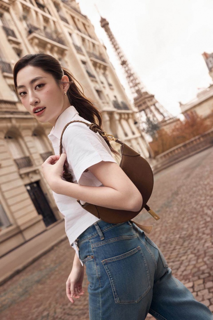 Một chút “twist” trẻ trung với chiếc crop-top thắt trước bụng, để phong cách timeless của Polo Ralph Lauren thêm phần hiện đại và năng động.