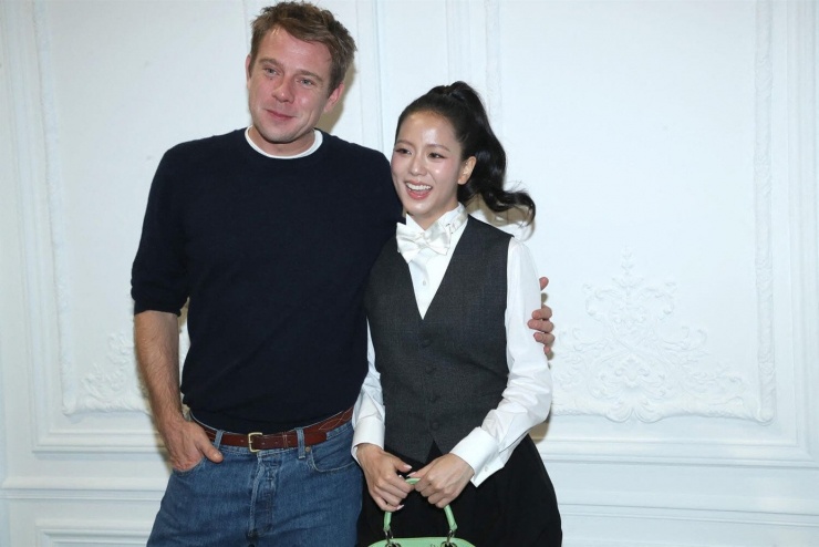 NTK trang phục cho Jisoo BLACKPINK tại Fashion Week gây sốc vì nhan sắc tiều tụy - 4