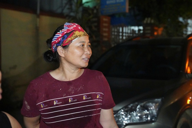 Bà Lê Thị Hằng, đường Xuân Hoà, phường Phan Đình Phùng chia sẻ về thiếu nước sạch sinh hoạt.