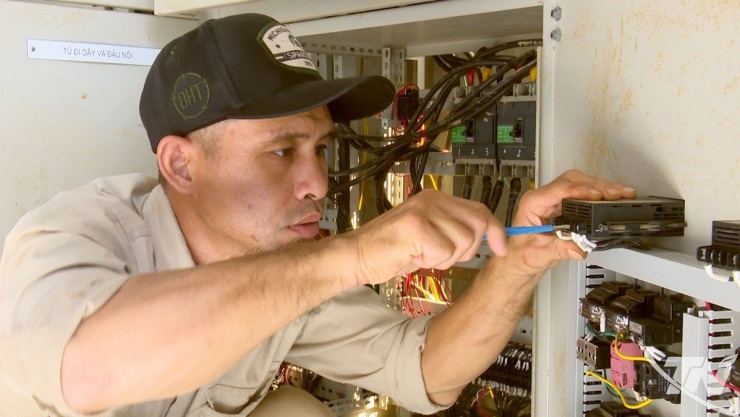 Nhân viên công ty nước sạch đang sửa chữa, khắc phục sự cố.