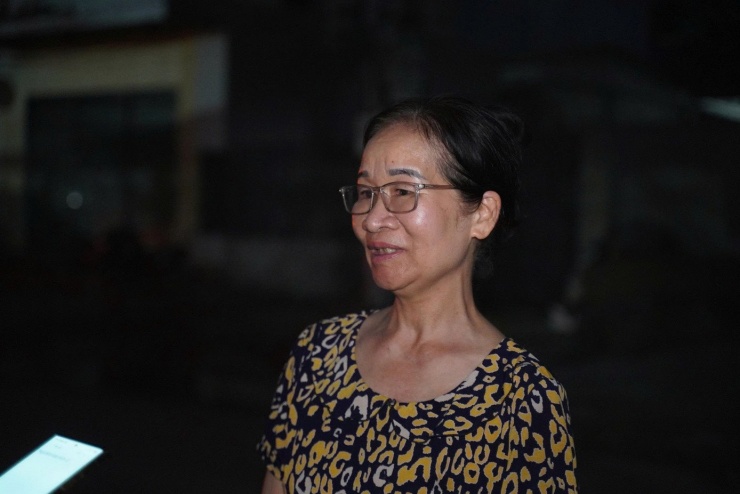 Bà Bích cho biết đã 3 ngày gần đây chưa được tắm giặt vì thiếu nước sinh hoạt