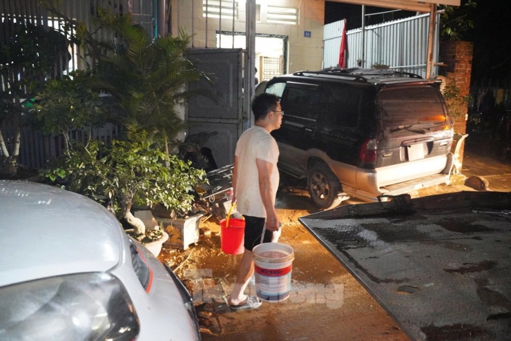 Người dân đi xin nước để sinh hoạt.