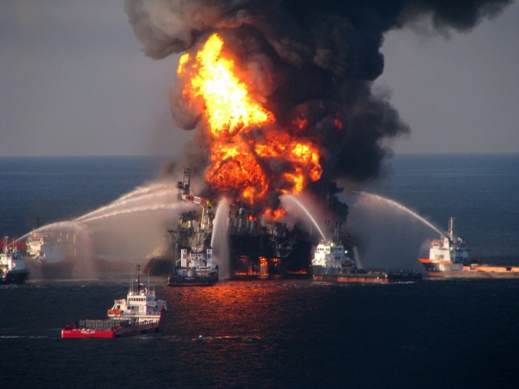 Vụ tràn dầu Deepwater Horizon làm tràn ra 4,9 triệu thùng dầu. Ảnh Defense.gov