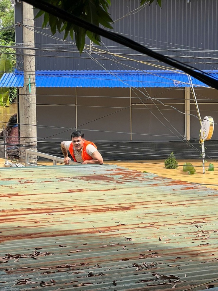 Khoảnh khắc anh Hải bám tường rào nghỉ dưỡng sức khi còn cách nhà 100m 