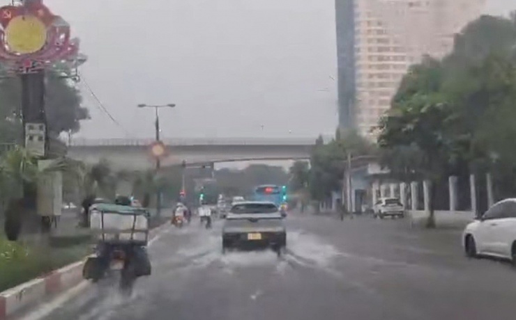 Mưa ngập tại nút giao Cầu Am - Quang Trung (phường Hà Đông).