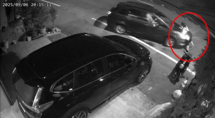 Người phụ nữ trèo lên nắp capo để ngăn bạn trai rời đi. Ảnh: HK01