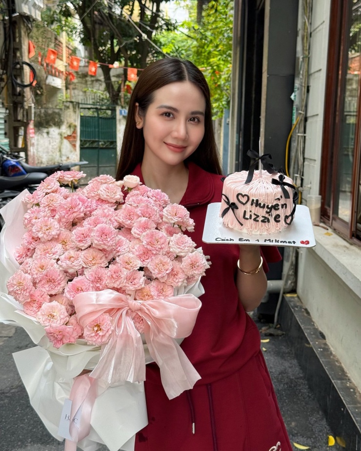 Diễn viên Huyền Lizzie mừng lên sóng vai diễn mới trong bộ phim giờ vàng đang gây sốt 'Cách em 1 milimet'.