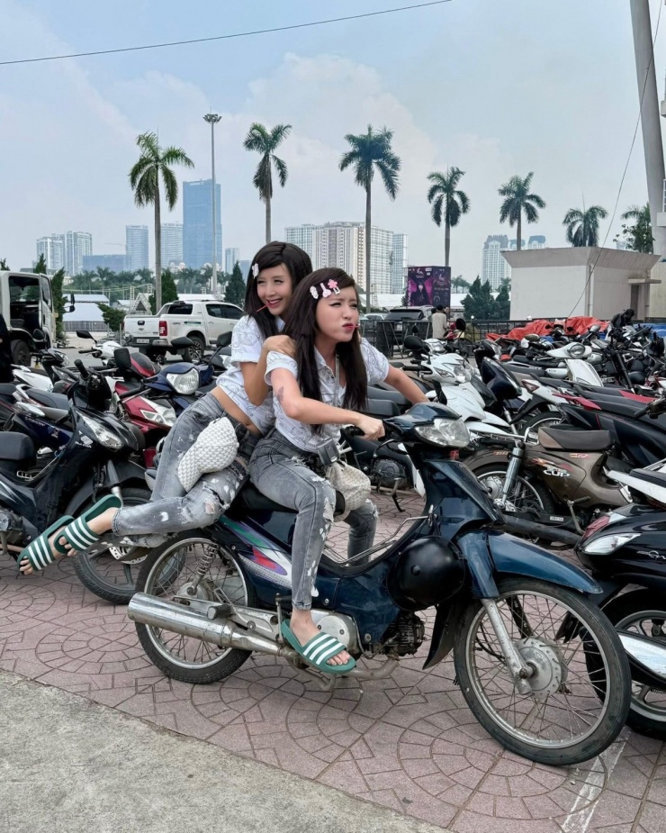 Bích Phương và Quỳnh Anh Shyn gây cười với tạo hình như mốt thời năm 2010, với tóc sư tử, quần bò rách, dép lê đậm chất 'girl phố'.