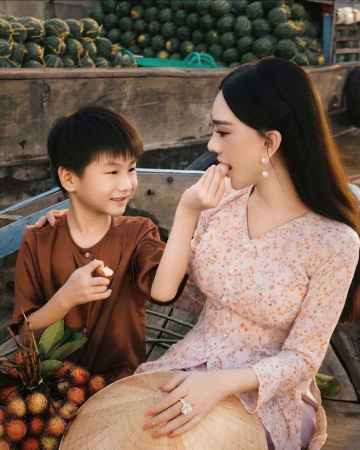 Nhân dịp sinh nhật 7 tuổi của con trai, Lâm Khánh Chi đưa quý tử đi chơi Cần Thơ. Nhóc tì tên Thiên Long, chào đời năm 2019 nhờ phương pháp mang thai hộ ở Thái Lan.