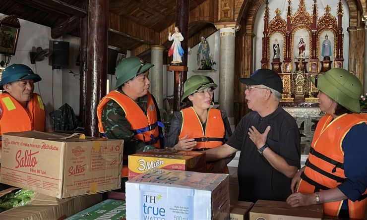 Các lãnh đạo tỉnh Bắc Ninh thăm hỏi, động viên linh mục Nguyễn Văn Định và bà con tại Giáo xứ Mỹ Lộc, xã Tiên Lục