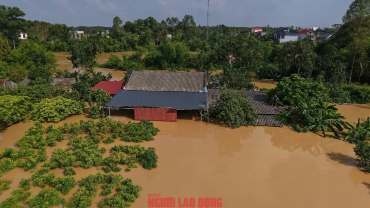 VIDEO: Những hình ảnh mới nhất ở nơi nước ngập sâu 2 m, dân sinh hoạt trên mái nhà - 9