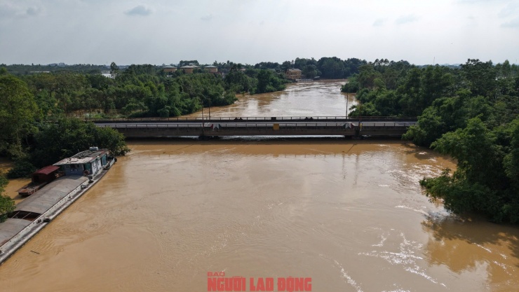 VIDEO: Những hình ảnh mới nhất ở nơi nước ngập sâu 2 m, dân sinh hoạt trên mái nhà - 10