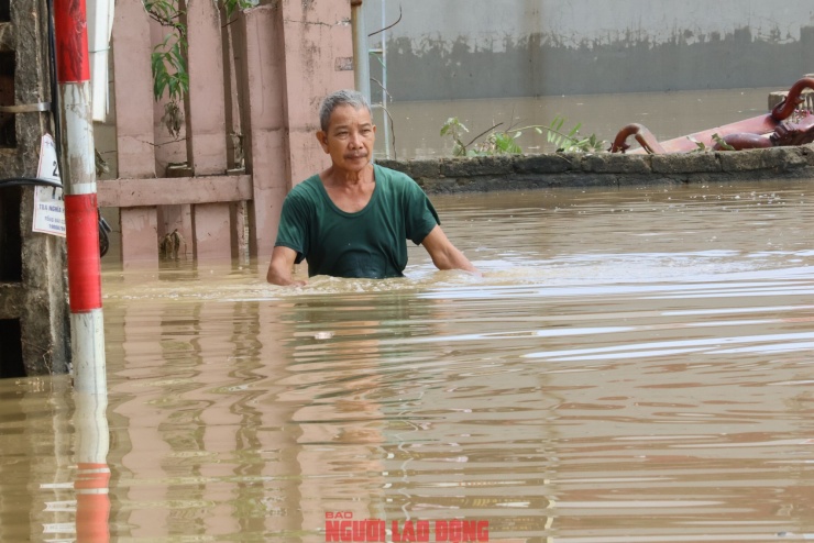 Chỗ nông nhất, nước vẫn ngập ngang ngực