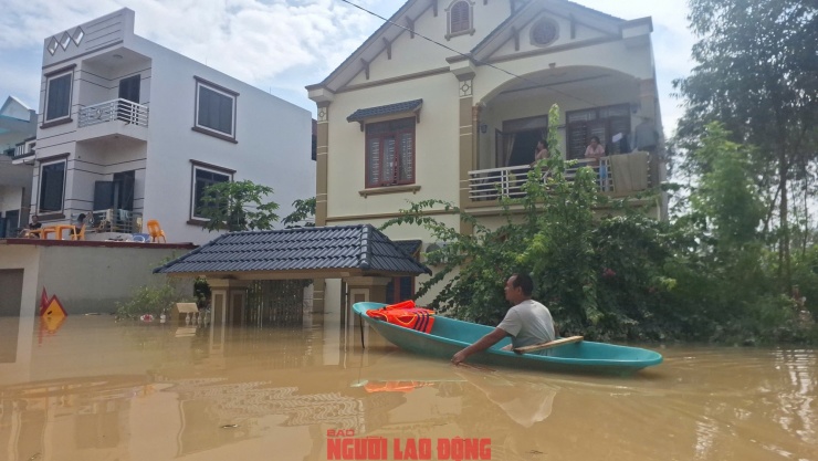 Thôn Bến Phà, xã Tiên Lục vẫn ngập sâu trong nước lũ