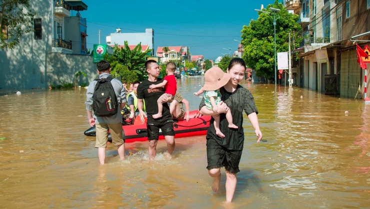 Những ngày qua, nhiều người dân xã Tiên Lục phải di dời đến nơi an toàn bởi nước ngập sâu, bao vây tứ phía rất nguy hiểm