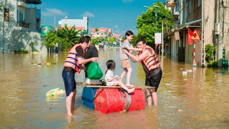 VIDEO: Những hình ảnh mới nhất ở nơi nước ngập sâu 2 m, dân sinh hoạt trên mái nhà - 19