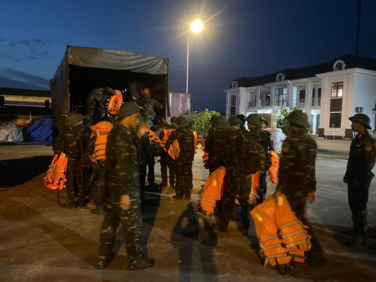 Sáng sớm 11-10, 100 cán bộ, chiến sĩ Trung đoàn 2, Sư đoàn 3, Quân khu 1 đã tới xã Tiên Lục để thực hiện các phương án hỗ trợ nhân dân xã Tiên Lục khắc phục hậu quả mưa lũ sau hoàn lưu bão số 11