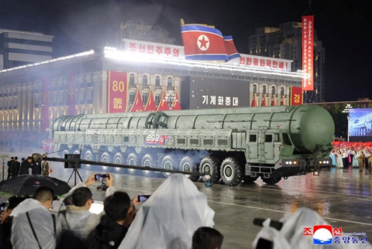 Lễ duyệt binh kỷ niệm 80 năm thành lập đảng Lao động Triều Tiên. Ảnh: KCNA